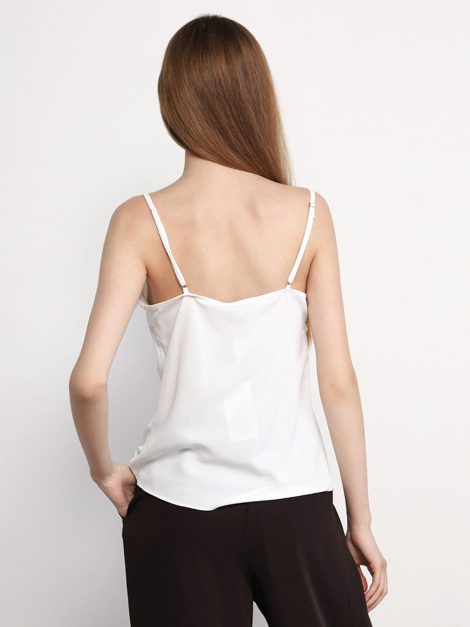 Топ белого цвета с кружевом и цепочкой-мониль